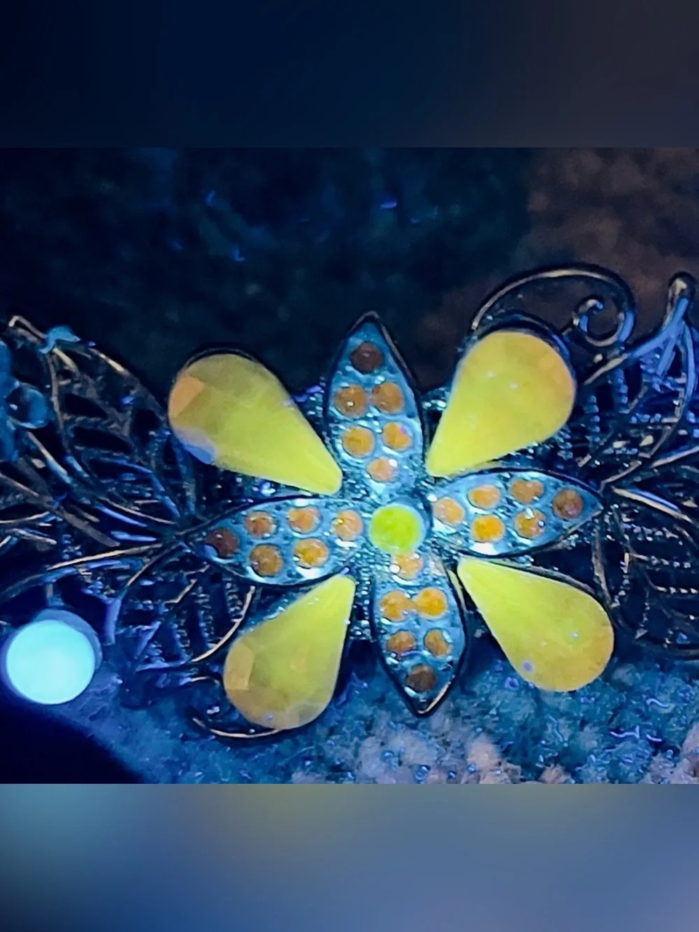 Vintage UV Reactive Manganese Glass Floral Barrette – 26g Victorian Revival